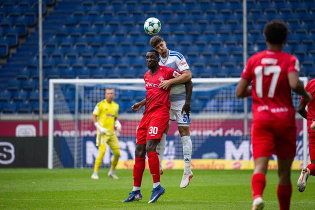 3.Liga MSV Duisburg - Würzburger Kickers ** NUR FÜR REDAKTIONELLE ZWECKE ** EDITORIAL USE ONLY **<p>Fußball 3.Liga MSV Duisburg - Würzburger Kickers am 29.08.26 in der Schauinsland-Reisen Arena in Duisburg Tarsis Bonga ( Würzburg ), links - Tobias Fleckstein( Duisburg ),rechts Duisburg Copyright: JakobxKlos