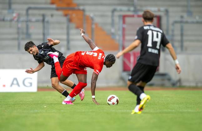 FUSSBALL REGIONALLIGA NORDOST - SAISON 2026-2027 - 7. SPIELTAG FC ROT WEISS ERFURT - BFC PREUSSEN ** NUR FÜR REDAKTIONELLE ZWECKE ** EDITORIAL USE ONLY **<p>29 08 2026-Erfurt: Fussball Regionalliga Nordost 7. Spieltag Saison 2026-2027 Steigerwaldstadion FC Rot Weiss Erfurt - BFC Preussen im Foto: Maxime Aglago Awoudja 6 (FC Rot-Weiß Erfurt) im Zweikampf mit Joscha Wosz 20 (BFC Preussen) ( Deutschland Thueringen Erfurt Copyright: SaschaxFromm