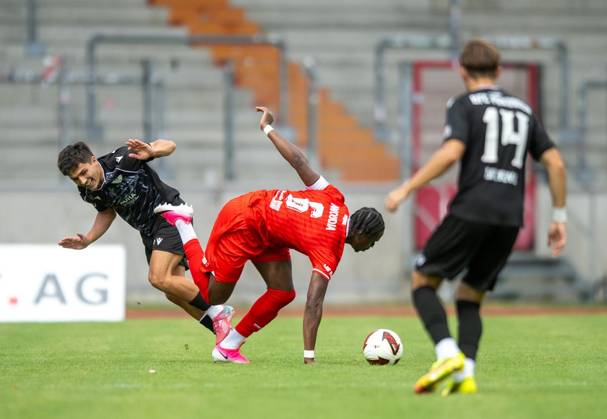 FUSSBALL REGIONALLIGA NORDOST - SAISON 2026-2027 - 7. SPIELTAG FC ROT WEISS ERFURT - BFC PREUSSEN ** NUR FÜR REDAKTIONELLE ZWECKE ** EDITORIAL USE ONLY **<p>29 08 2026-Erfurt: Fussball Regionalliga Nordost 7. Spieltag Saison 2026-2027 Steigerwaldstadion FC Rot Weiss Erfurt - BFC Preussen im Foto: Maxime Aglago Awoudja 6 (FC Rot-Weiß Erfurt) im Zweikampf mit Joscha Wosz 20 (BFC Preussen) ( Deutschland Thueringen Erfurt Copyright: SaschaxFromm