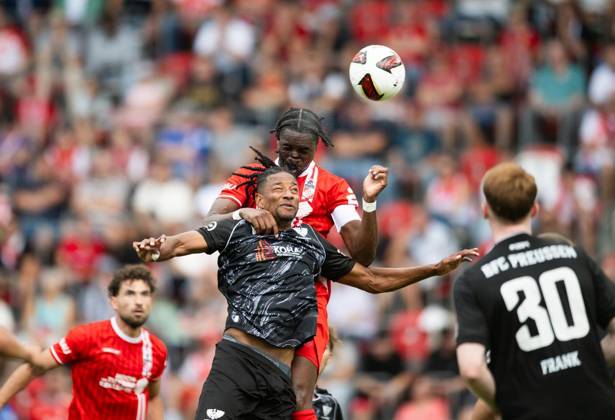 FUSSBALL REGIONALLIGA NORDOST - SAISON 2026-2027 - 7. SPIELTAG FC ROT WEISS ERFURT - BFC PREUSSEN ** NUR FÜR REDAKTIONELLE ZWECKE ** EDITORIAL USE ONLY **<p>29 08 2026-Erfurt: Fussball Regionalliga Nordost 7. Spieltag Saison 2026-2027 Steigerwaldstadion FC Rot Weiss Erfurt - BFC Preussen im Foto: Maxime Aglago Awoudja 6 (FC Rot-Weiß Erfurt) im Zweikampf mit Charmaine Häusl 21 (BFC Preussen) ( Deutschland Thueringen Erfurt Copyright: SaschaxFromm