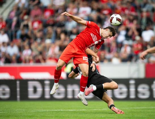 FUSSBALL REGIONALLIGA NORDOST - SAISON 2026-2027 - 7. SPIELTAG FC ROT WEISS ERFURT - BFC PREUSSEN ** NUR FÜR REDAKTIONELLE ZWECKE ** EDITORIAL USE ONLY **<p>29 08 2026-Erfurt: Fussball Regionalliga Nordost 7. Spieltag Saison 2026-2027 Steigerwaldstadion FC Rot Weiss Erfurt - BFC Preussen im Foto: Robbie Felßberg 18 (Rot-Weiß Erfurt) im Zweikampf mit Joscha Wosz 20 (BFC Preussen) ( Deutschland Thueringen Erfurt Copyright: SaschaxFromm