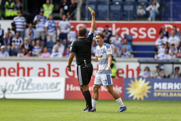 29.08.2026, GER, Fussball, Herren, 3. Liga, Saison 2026 2027, MSV Duisburg - FC Würzburger Kickers Patrick Sussek (Duisburg) erhält die gelbe Karte von Schiedsrichter Niclas Rose Duisburg schauinsland-reisen-Arena Nordrhein-Westfalen Deutschland Copyright: xAdrianxSchlüterx
