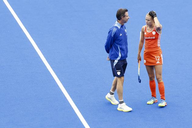 AMSTELVEEN - Netherlands national coach Raoul Ehren and Luna Fokke of the Netherlands during the Hockey World Cup final between the Netherlands and Argentina at the Wagener Stadium. BAS CZERWINSKI ANP xVIxANPxSportx xxANPxIVx 566506794 originalFilename: 566506794.jpg