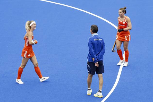 AMSTELVEEN - Yibbi Jansen of the Netherlands, national coach Raoul Ehren of the Netherlands, and Marleen Jochems of the Netherlands during the Hockey World Cup final between the Netherlands and Argentina at the Wagener Stadium. BAS CZERWINSKI ANP xVIxANPxSportx xxANPxIVx 566506807 originalFilename: 566506807.jpg