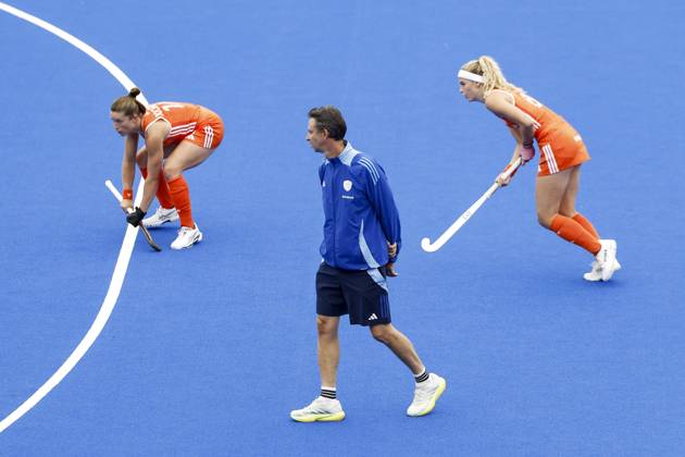 AMSTELVEEN - Marleen Jochems of the Netherlands, national coach Raoul Ehren of the Netherlands, and Yibbi Jansen of the Netherlands during the Hockey World Cup final between the Netherlands and Argentina at the Wagener Stadium. BAS CZERWINSKI ANP xVIxANPxSportx xxANPxIVx 566506818 originalFilename: 566506818.jpg