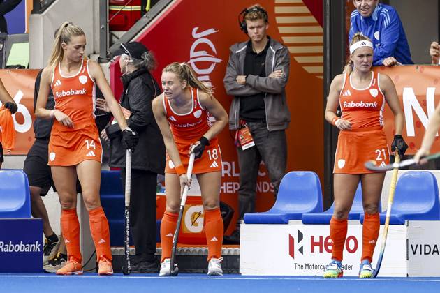 AMSTELVEEN - Sanne Koolen of the Netherlands, Freeke Moes of the Netherlands, and Pien Dicke of the Netherlands on the sidelines during the Hockey World Cup final between the Netherlands and Argentina at the Wagener Stadium. SEM VAN DER WAL ANP xVIxANPxSportx xxANPxIVx 566507993 originalFilename: 566507993.jpg