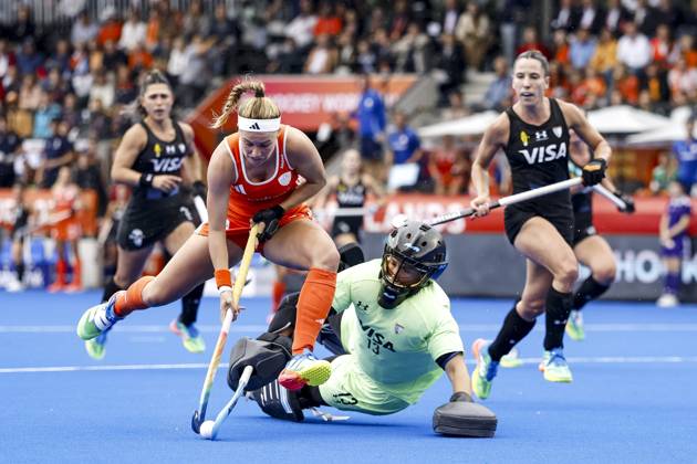 AMSTELVEEN - Pien Dicke of the Netherlands and goalkeeper Cristina Cosentino of Argentina during the Hockey World Cup final between the Netherlands and Argentina at the Wagener Stadium. SEM VAN DER WAL ANP xVIxANPxSportx xxANPxIVx 566508287 originalFilename: 566508287.jpg