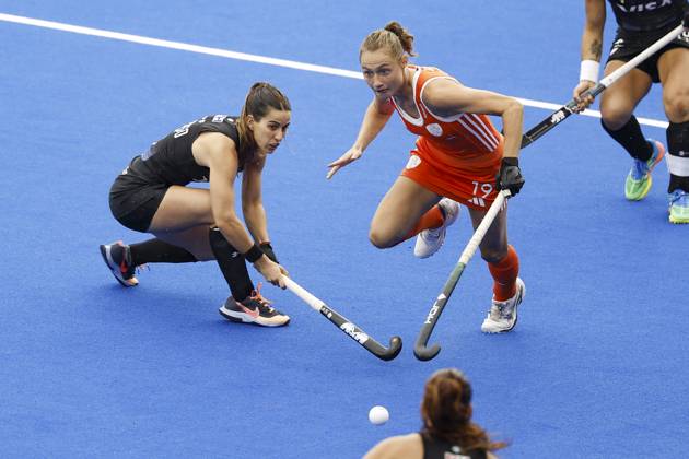 AMSTELVEEN - Eugenia Trinchinetti of Argentina and FrÃ dÃ rique Matla of the Netherlands during the Hockey World Cup final between the Netherlands and Argentina at the Wagener Stadium. BAS CZERWINSKI ANP xVIxANPxSportx xxANPxIVx 566508927 originalFilename: 566508927.jpg