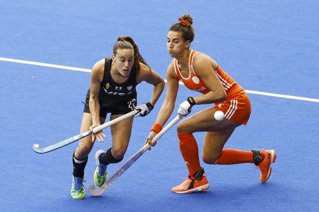 AMSTELVEEN - Eugenia Trinchinetti (L) of Argentina and FrÃ dÃ rique Matla of the Netherlands during the Hockey World Cup final between the Netherlands and Argentina at the Wagener Stadium. BAS CZERWINSKI ANP xVIxANPxSportx xxANPxIVx 566509130 originalFilename: 566509130.jpg