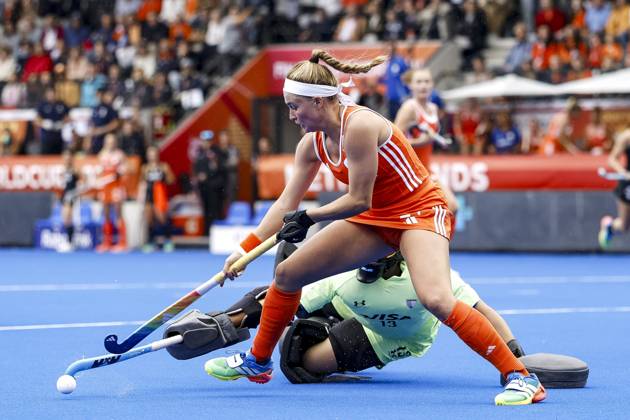 AMSTELVEEN - (lr) Pien Dicke of the Netherlands and goalkeeper Cristina Cosentino of Argentina during the Hockey World Cup final between the Netherlands and Argentina at the Wagener Stadium. SEM VAN DER WAL ANP xVIxANPxSportx xxANPxIVx 566509552 originalFilename: 566509552.jpg