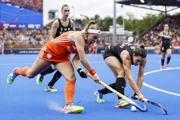AMSTELVEEN - (lr) Pien Dicke of the Netherlands and Sofia Toccalino of Argentina during the Hockey World Cup final between the Netherlands and Argentina at the Wagener Stadium. SEM VAN DER WAL ANP xVIxANPxSportx xxANPxIVx 566509706 originalFilename: 566509706.jpg