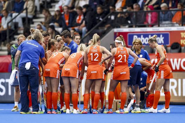 AMSTELVEEN - Dutch players confer during the Hockey World Cup final between the Netherlands and Argentina at the Wagener Stadium. SEM VAN DER WAL ANP xVIxANPxSportx xxANPxIVx 566509857 originalFilename: 566509857.jpg