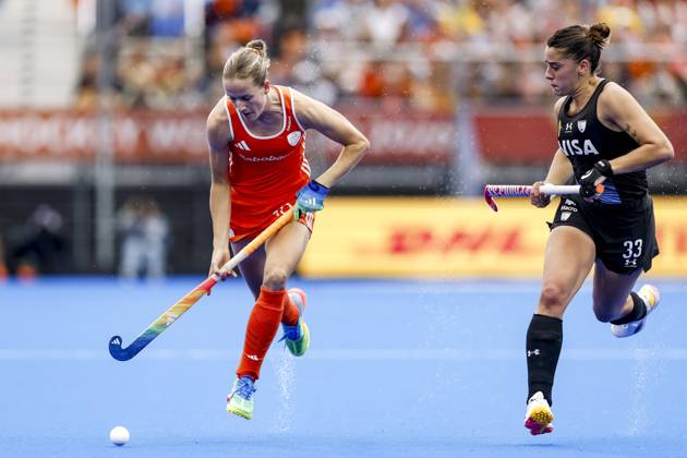 AMSTELVEEN - (lr) Felice Albers of the Netherlands and Zoe Diaz of Argentina during the Hockey World Cup final between the Netherlands and Argentina at the Wagener Stadium. SEM VAN DER WAL ANP xVIxANPxSportx xxANPxIVx 566509868 originalFilename: 566509868.jpg