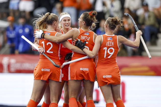 AMSTELVEEN - (lr) Luna Fokke of the Netherlands, Yibbi Jansen of the Netherlands, FrÃ dÃ rique Matla of the Netherlands and Marijn Veen of the Netherlands celebrate the 1-0 by Yibbi Jansen of the Netherlands during the Hockey World Cup final between the Netherlands and Argentina at the Wagener Stadium. SEM VAN DER WAL ANP xVIxANPxSportx xxANPxIVx 566510120 originalFilename: 566510120.jpg