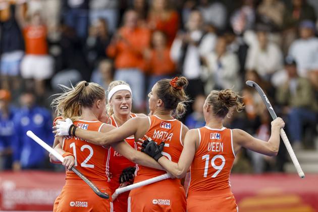 AMSTELVEEN - (lr) Luna Fokke of the Netherlands, Yibbi Jansen of the Netherlands, FrÃ dÃ rique Matla of the Netherlands and Marijn Veen of the Netherlands celebrate the 1-0 by Yibbi Jansen of the Netherlands during the Hockey World Cup final between the Netherlands and Argentina at the Wagener Stadium. SEM VAN DER WAL ANP xVIxANPxSportx xxANPxIVx 566510331 originalFilename: 566510331.jpg