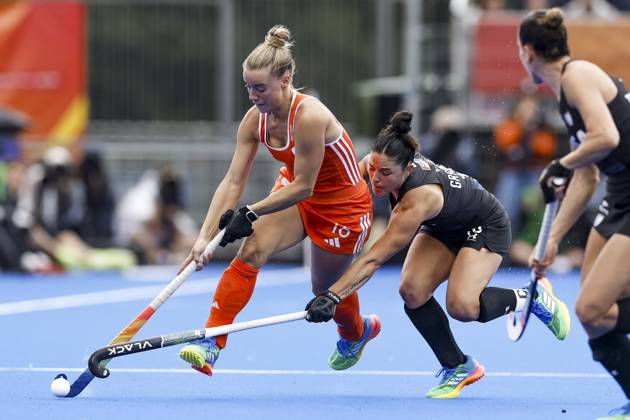 AMSTELVEEN - (lr) Joosje Burg of the Netherlands and Maria Granatto of Argentina during the Hockey World Cup final between the Netherlands and Argentina at the Wagener Stadium. SEM VAN DER WAL ANP xVIxANPxSportx xxANPxIVx 566510341 originalFilename: 566510341.jpg