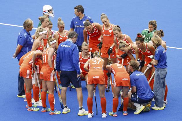 AMSTELVEEN - Dutch players consult with Netherlands national coach Raoul Ehren during the Hockey World Cup final between the Netherlands and Argentina at the Wagener Stadium. BAS CZERWINSKI ANP xVIxANPxSportx xxANPxIVx 566510733 originalFilename: 566510733.jpg