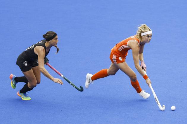 AMSTELVEEN - (lr) Julieta Jankunas of Argentina and Yibbi Jansen of the Netherlands during the Hockey World Cup final between the Netherlands and Argentina at the Wagener Stadium. BAS CZERWINSKI ANP xVIxANPxSportx xxANPxIVx 566510771 originalFilename: 566510771.jpg