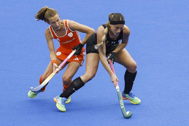 AMSTELVEEN - (lr) Xan de Waard of the Netherlands and Julieta Jankunas of Argentina during the Hockey World Cup final between the Netherlands and Argentina at the Wagener Stadium. BAS CZERWINSKI ANP xVIxANPxSportx xxANPxIVx 566510816 originalFilename: 566510816.jpg