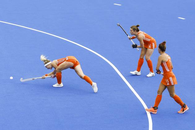 AMSTELVEEN - Yibbi Jansen of the Netherlands scores the 1-0, Marleen Jochems of the Netherlands and FrÃ dÃ rique Matla of the Netherlands during the Hockey World Cup final between the Netherlands and Argentina at the Wagener Stadium. BAS CZERWINSKI ANP xVIxANPxSportx xxANPxIVx 566510856 originalFilename: 566510856.jpg