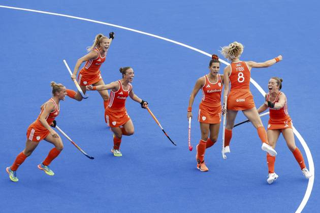 AMSTELVEEN - Dutch players celebrate Yibbi Jansen s 1-0 goal during the Hockey World Cup final between the Netherlands and Argentina at the Wagener Stadium. BAS CZERWINSKI ANP xVIxANPxSportx xxANPxIVx 566510964 originalFilename: 566510964.jpg