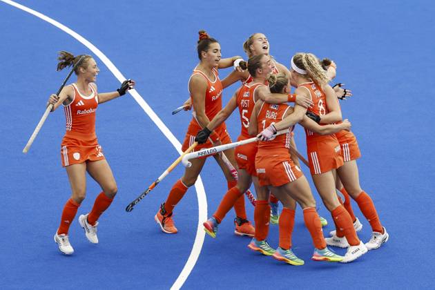 AMSTELVEEN - Dutch players celebrate Yibbi Jansen s 1-0 goal during the Hockey World Cup final between the Netherlands and Argentina at the Wagener Stadium. BAS CZERWINSKI ANP xVIxANPxSportx xxANPxIVx 566510969 originalFilename: 566510969.jpg