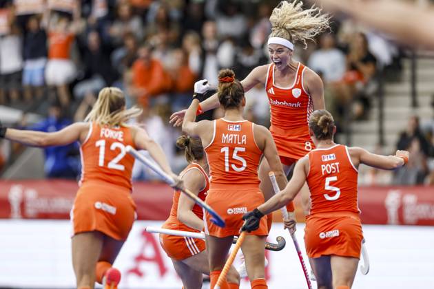 AMSTELVEEN - (lr) Luna Fokke of the Netherlands, FrÃ dÃ rique Matla of the Netherlands, Yibbi Jansen of the Netherlands and Lisa Post of the Netherlands celebrate the 1-0 during the Hockey World Cup final between the Netherlands and Argentina at the Wagener Stadium. SEM VAN DER WAL ANP xVIxANPxSportx xxANPxIVx 566511316 originalFilename: 566511316.jpg