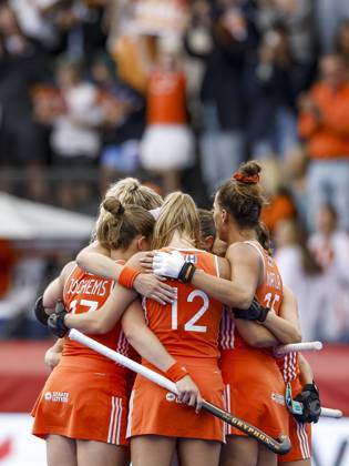 AMSTELVEEN - Dutch players celebrate the 1-0 during the Hockey World Cup final between the Netherlands and Argentina at the Wagener Stadium. SEM VAN DER WAL ANP xVIxANPxSportx xxANPxIVx 566511372 originalFilename: 566511372.jpg