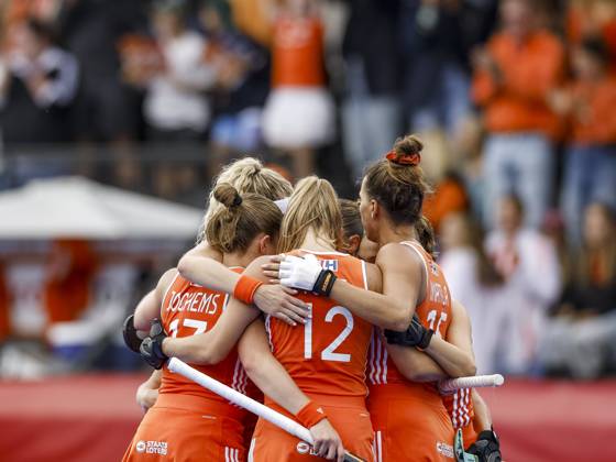 AMSTELVEEN - Dutch players celebrate the 1-0 during the Hockey World Cup final between the Netherlands and Argentina at the Wagener Stadium. SEM VAN DER WAL ANP xVIxANPxSportx xxANPxIVx 566511448 originalFilename: 566511448.jpg