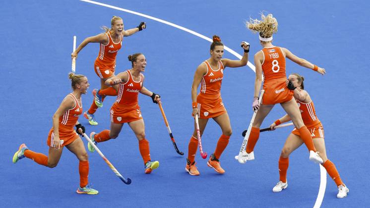 AMSTELVEEN - Dutch players celebrate Yibbi Jansen s 1-0 goal during the Hockey World Cup final between the Netherlands and Argentina at the Wagener Stadium. BAS CZERWINSKI ANP xVIxANPxSportx xxANPxIVx 566511967 originalFilename: 566511967.jpg