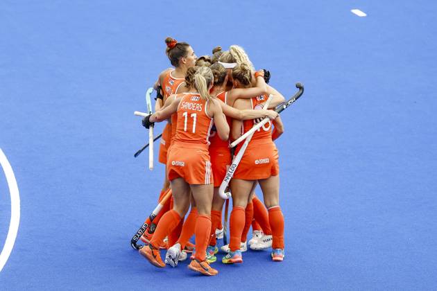 AMSTELVEEN - Dutch players celebrate Yibbi Jansen s 1-0 goal during the Hockey World Cup final between the Netherlands and Argentina at the Wagener Stadium. BAS CZERWINSKI ANP xVIxANPxSportx xxANPxIVx 566511980 originalFilename: 566511980.jpg