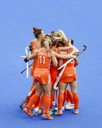AMSTELVEEN - Dutch players celebrate Yibbi Jansen s 1-0 goal during the Hockey World Cup final between the Netherlands and Argentina at the Wagener Stadium. BAS CZERWINSKI ANP xVIxANPxSportx xxANPxIVx 566511991 originalFilename: 566511991.jpg