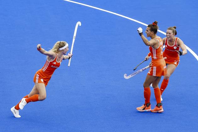AMSTELVEEN - (lr) Yibbi Jansen of the Netherlands celebrates scoring the 1-0, FrÃ dÃ rique Matla of the Netherlands and Marleen Jochems of the Netherlands during the Hockey World Cup final between the Netherlands and Argentina at the Wagener Stadium. BAS CZERWINSKI ANP xVIxANPxSportx xxANPxIVx 566512107 originalFilename: 566512107.jpg