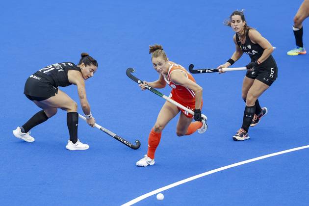 AMSTELVEEN - (lr) Victoria Granatto of Argentina, Marijn Veen of the Netherlands and Agostina Alonso of Argentina during the Hockey World Cup final between the Netherlands and Argentina at the Wagener Stadium. BAS CZERWINSKI ANP xVIxANPxSportx xxANPxIVx 566512262 originalFilename: 566512262.jpg