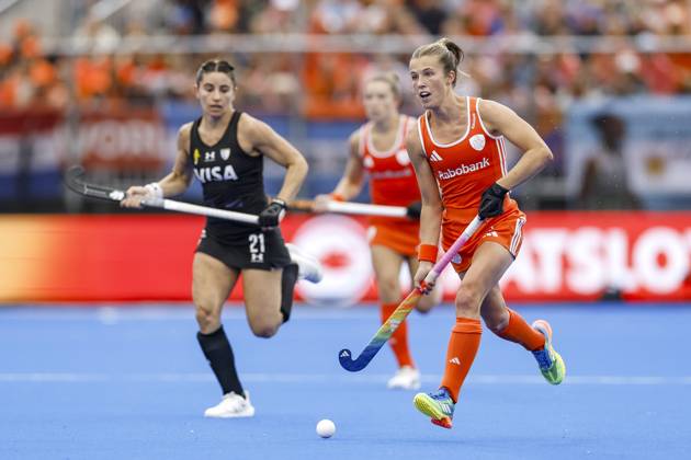 AMSTELVEEN - (lr) Victoria Granatto of Argentina and Xan de Waard of the Netherlands during the Hockey World Cup final between the Netherlands and Argentina at the Wagener Stadium. SEM VAN DER WAL ANP xVIxANPxSportx xxANPxIVx 566512359 originalFilename: 566512359.jpg