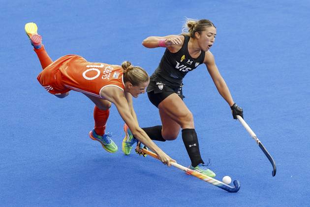 AMSTELVEEN - (lr) Felice Albers of the Netherlands and Lara Casas of Argentina during the Hockey World Cup final between the Netherlands and Argentina at the Wagener Stadium. BAS CZERWINSKI ANP xVIxANPxSportx xxANPxIVx 566512615 originalFilename: 566512615.jpg