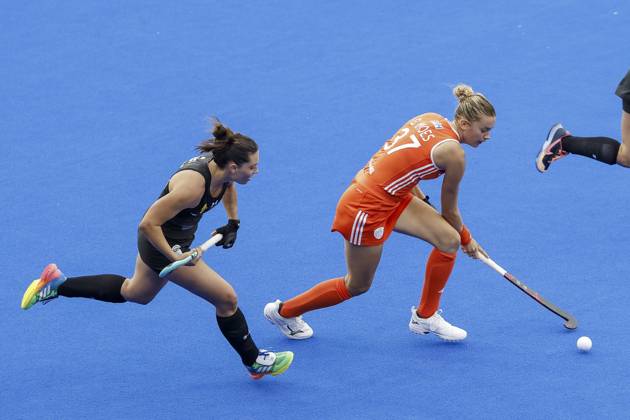 AMSTELVEEN - (lr) Juana Castellaro of Argentina and Guusje Moes of the Netherlands during the Hockey World Cup final between the Netherlands and Argentina at the Wagener Stadium. BAS CZERWINSKI ANP xVIxANPxSportx xxANPxIVx 566513370 originalFilename: 566513370.jpg