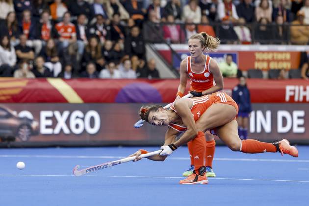 AMSTELVEEN - (lr) FrÃ dÃ rique Matla of the Netherlands takes a penalty corner and Xan de Waard of the Netherlands during the Hockey World Cup final between the Netherlands and Argentina at the Wagener Stadium. BAS CZERWINSKI ANP xVIxANPxSportx xxANPxIVx 566513630 originalFilename: 566513630.jpg