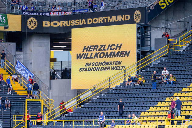 2026.08.29, xkwix, Fußball, Bundesliga, Borussia Dortmund - Hamburger SV, Signal Iduna Park, 1.Spieltag, Saison 2026 2027: Anzeigetafel mit Aufschrift Herzlich Willkommen im Schoensten Stadion der Welt in der Ecke des Stadions DFB regulations prohibit any use of photographs as image sequences and or quasi-video. Photo: xKamilxWilkowskixPressefotoKochx Nordrhein-Westfalen Deutschland