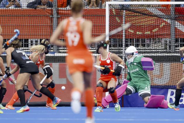 AMSTELVEEN - Netherlands goalkeeper Anne Veenendaal blocks a shot on goal during the Hockey World Cup final between the Netherlands and Argentina at the Wagener Stadium. BAS CZERWINSKI ANP xVIxANPxSportx xxANPxIVx 566513896 originalFilename: 566513896.jpg
