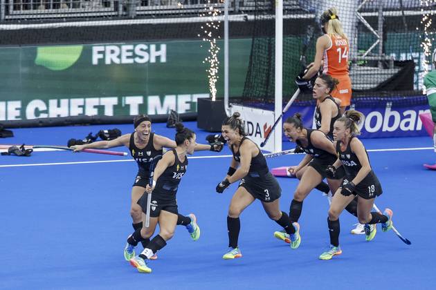 AMSTELVEEN - Argentine players celebrate the 1-1 during the Hockey World Cup final between the Netherlands and Argentina at the Wagener Stadium. BAS CZERWINSKI ANP xVIxANPxSportx xxANPxIVx 566514101 originalFilename: 566514101.jpg