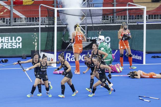 AMSTELVEEN - Argentine players celebrate the 1-1 during the Hockey World Cup final between the Netherlands and Argentina at the Wagener Stadium. BAS CZERWINSKI ANP xVIxANPxSportx xxANPxIVx 566514205 originalFilename: 566514205.jpg
