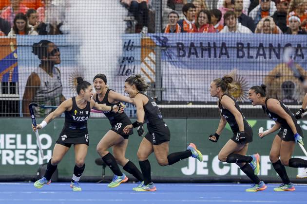 AMSTELVEEN - Argentina players celebrate Maria Granatto s 1-1 equalizer during the Hockey World Cup final between the Netherlands and Argentina at the Wagener Stadium. SEM VAN DER WAL ANP xVIxANPxSportx xxANPxIVx 566514460 originalFilename: 566514460.jpg