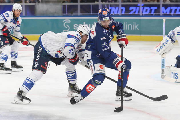29.08.2026 Zuerich, SCHWEIZ, Swiss Life Arena Eishockey Saison 2026 2027 Freundschaftsspiel ZSC Lions - Adler Mannheim John Gilmour (li,Adler) gegen Denis Malgin (ZSC Lions)