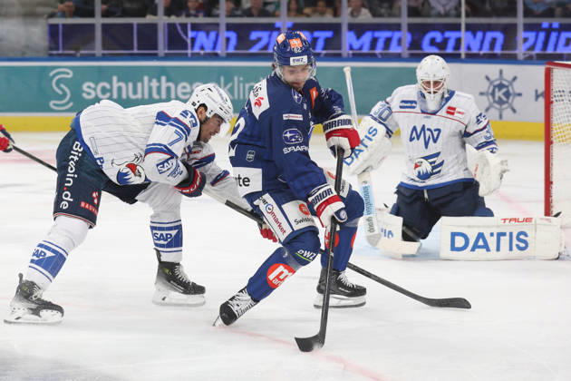 29.08.2026 Zuerich, SCHWEIZ, Swiss Life Arena Eishockey Saison 2026 2027 Freundschaftsspiel ZSC Lions - Adler Mannheim John Gilmour (li,Adler) gegen Denis Malgin (ZSC Lions)