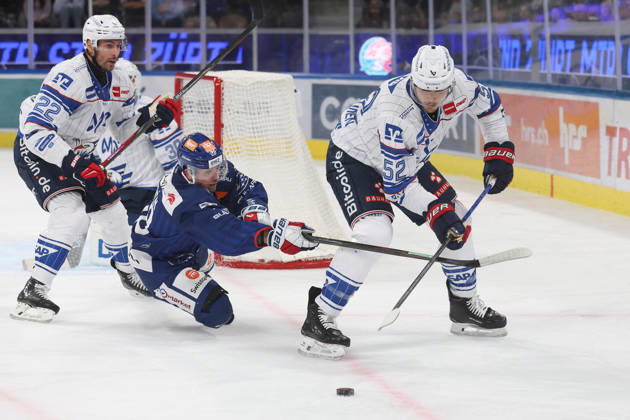 29.08.2026 Zuerich, SCHWEIZ, Swiss Life Arena Eishockey Saison 2026 2027 Freundschaftsspiel ZSC Lions - Adler Mannheim Matthias Plachta (li,Adler) gegen Jesper Froeden (mitte,ZSC Lions) und Nicolas Mattinen (Adler)