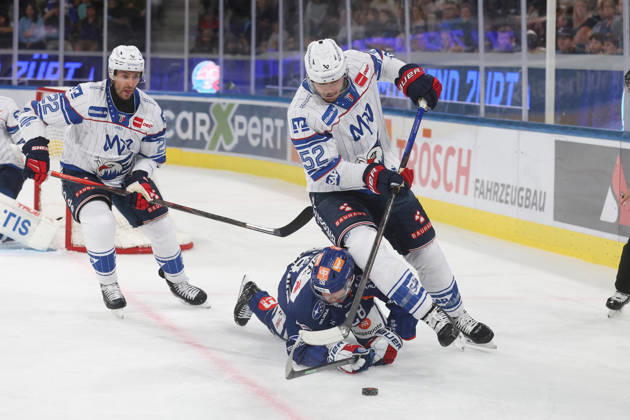 29.08.2026 Zuerich, SCHWEIZ, Swiss Life Arena Eishockey Saison 2026 2027 Freundschaftsspiel ZSC Lions - Adler Mannheim Matthias Plachta (li,Adler) gegen Jesper Froeden (mitte,ZSC Lions) und Nicolas Mattinen (Adler)