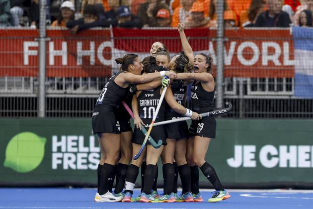 AMSTELVEEN - Argentina players celebrate Maria Granatto s 1-1 equalizer during the Hockey World Cup final between the Netherlands and Argentina at the Wagener Stadium. SEM VAN DER WAL ANP xVIxANPxSportx xxANPxIVx 566514472 originalFilename: 566514472.jpg