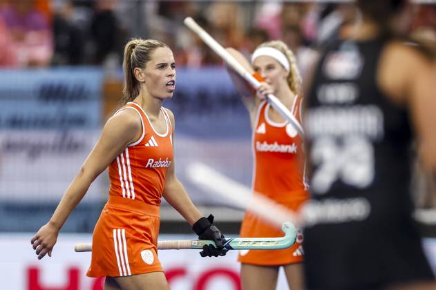 AMSTELVEEN - (lr) Pien Sanders of the Netherlands and Yibbi Jansen of the Netherlands react after Argentina s 1-1 equalizer during the Hockey World Cup final between the Netherlands and Argentina at the Wagener Stadium. SEM VAN DER WAL ANP xVIxANPxSportx xxANPxIVx 566514549 originalFilename: 566514549.jpg