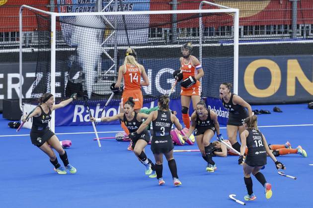 AMSTELVEEN - Argentine players celebrate the 1-1 during the Hockey World Cup final between the Netherlands and Argentina at the Wagener Stadium. BAS CZERWINSKI ANP xVIxANPxSportx xxANPxIVx 566514719 originalFilename: 566514719.jpg